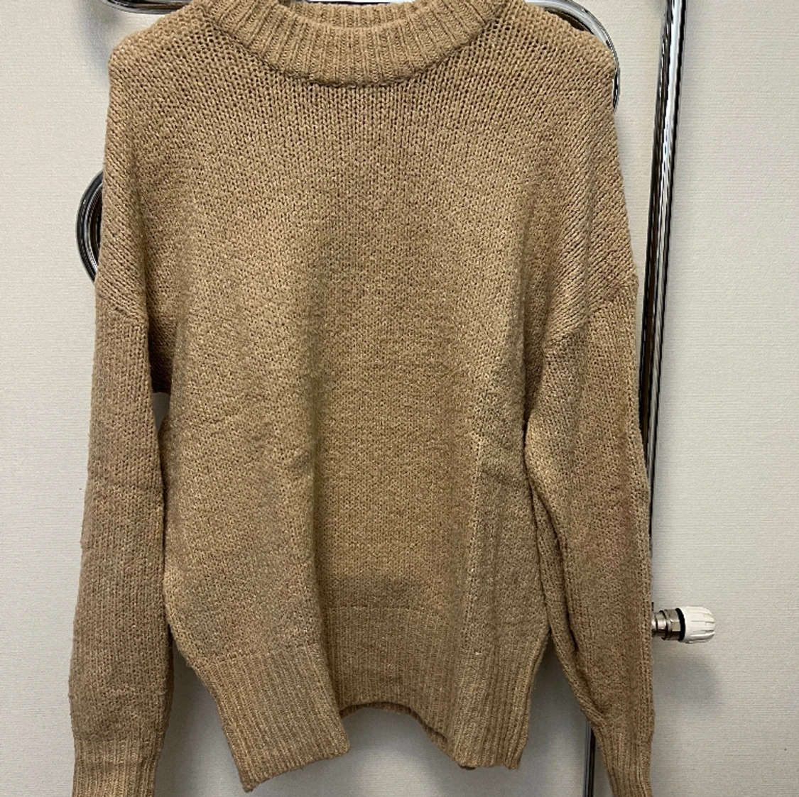 Beige stickad tröja - 90