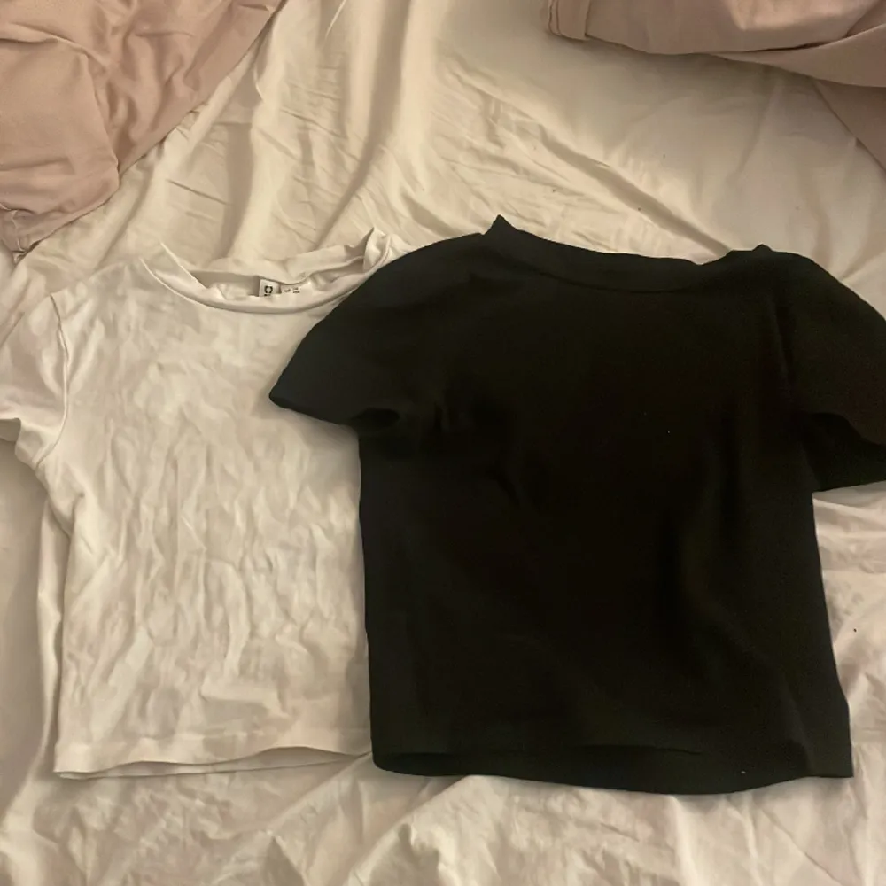 Säljer tillsammans eller styckvis💗💗 aldrig använda den vita är i xss och den svarta är i xs💘💘. T-shirts.
