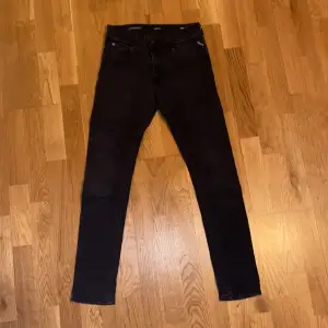 Säjer dessa snygga Replay jeans Super slim Hyper flex i färgen svart. Storlek 14 år H158 cm. PRIS KAN DISKUTERAS