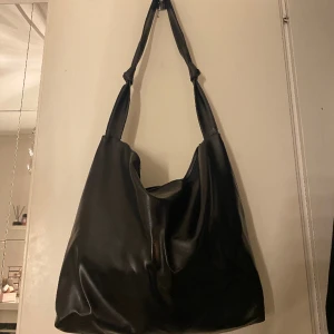 Handväska - Svart handväska köpt secondhand så märke är oklart