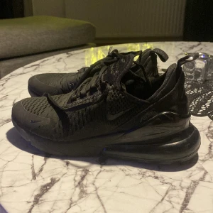 Skor - Nike 270s, använda några gånger storlek 39 men liten i storleken 