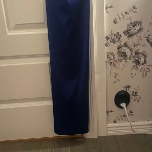 Marin blå klänning  - Säljer min oanvända marinblåa klänning från HM 