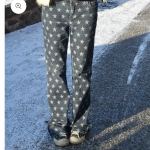 Lågmidjade jeans  - Säljer dessa jeans från moschino, köpte av ett uf-företag men har inte fått användning för dem, finns ej kvar, kom med bud, superfint skick💘finns egna bilder så skriv privat vid intresse 