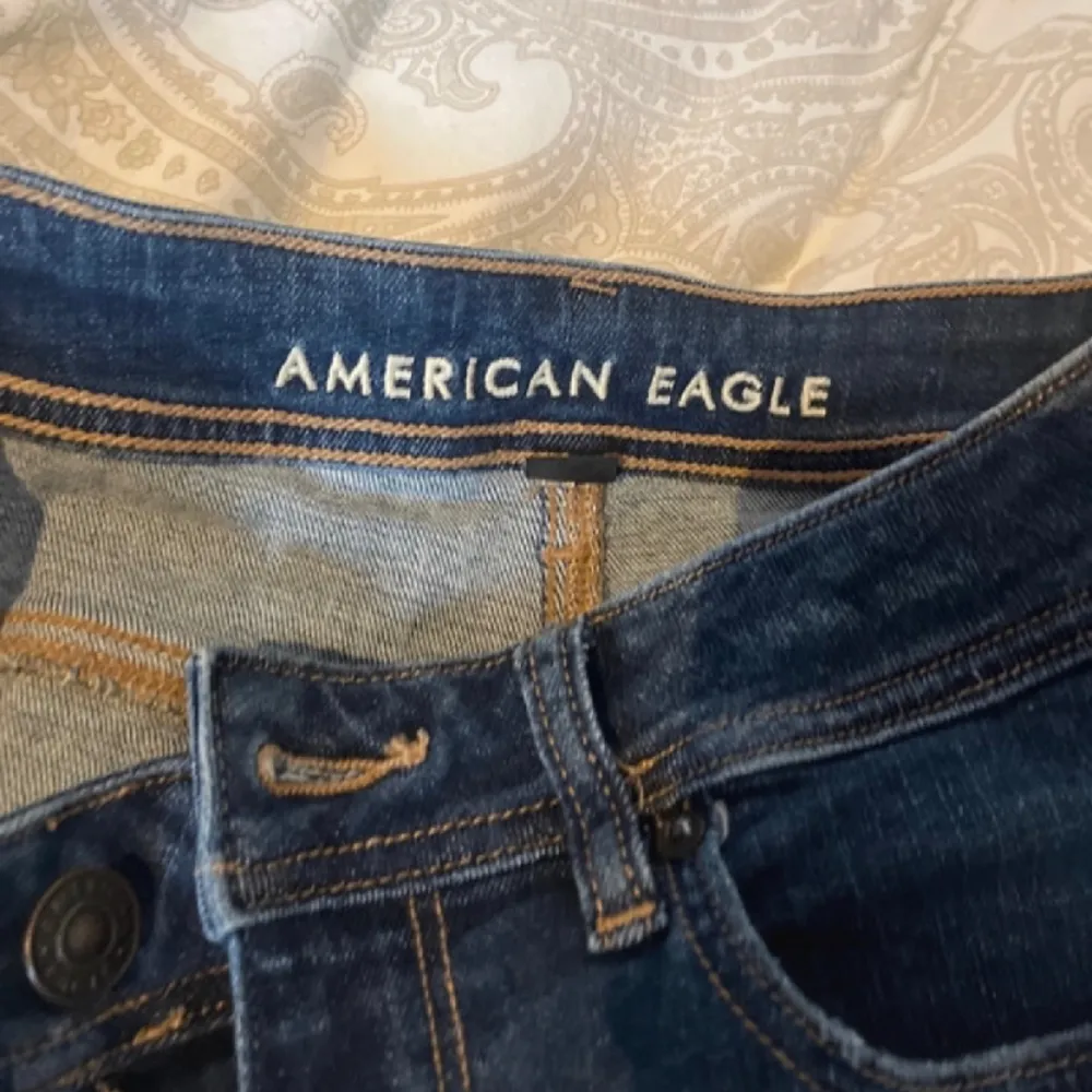 Jeans från Amercian eagle i storlek 36, medelhögmidjade/lågmidjade. Nyskick och säljer då de inte kommer till användning💕😊. Jeans & Byxor.