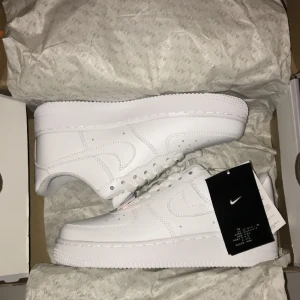 Skor Nike air force - Säljer ett par sprillans nya Nike air force i färgen vit. De är i bästa skick och är väldigt sköna. De är som sagt nya och behöver nya ägare pågrund av de är för små. Köpt för 1350kr på Nike.