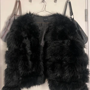 Pälsjacka - Svart pälsjacka, går till höften, är 164, skriv för frågor 💕pris kan diskuteras 