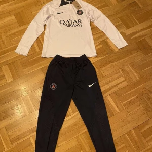 PSG tracksuit - Säljer en PSG tracksuit, har aldrig kommit till användning som inga skador eller märken, 10/10 skick! Passar också M skriv mer info