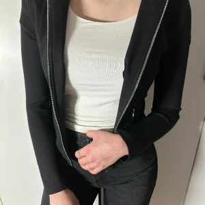 Tunn vårjacka - Tunn vårjacka/kofta som sitter bekvämt och fint på kroppen, storlek XS/S