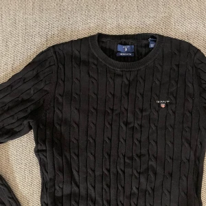 GANT Kabelstickad Tröja - Snygg tröja från Gant, använt endast två gånger 🖤