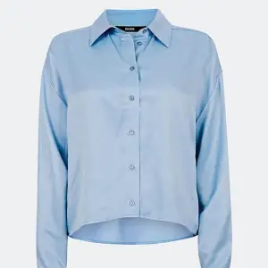 Blå satin blus från Bikbok, helt ny med prislappen kvar. Nypris 299kr 