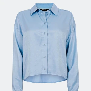 Satin blus - Blå satin blus från Bikbok, helt ny med prislappen kvar. Nypris 299kr 