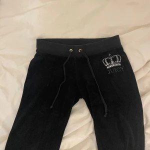 Juicy couture low waist sweats - Gamla modellen, korta!!! Lågmidjade💕 sömmen på byxorna är uppsprätta för att göra längre men kan sys upp igen, inget som syns (kan skicka bild)💕