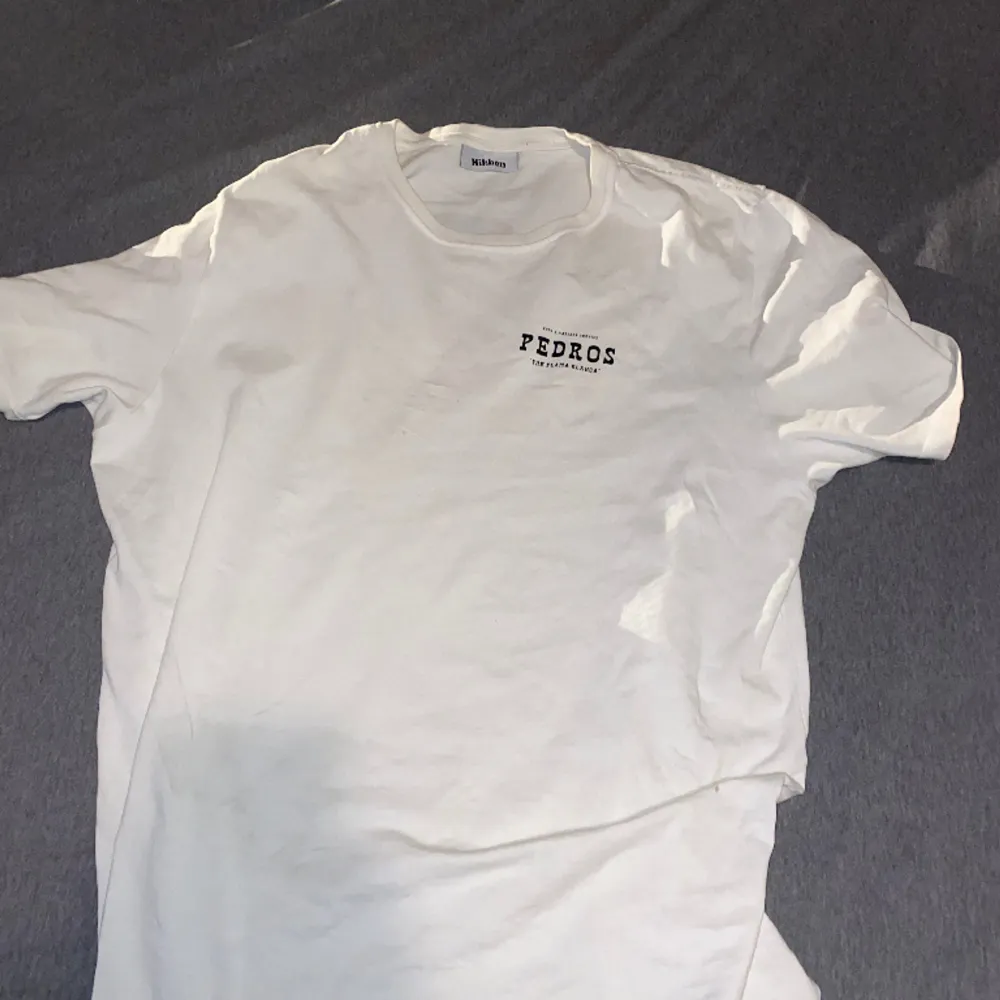 Fräsch t-shirt från Nikben med tryck på bröst och rygg, säljer då den sällan använda då den sitter lite för stort.  Storlek L.. T-shirts.