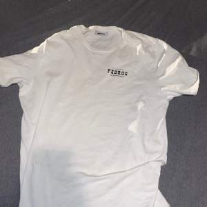 Fräsch t-shirt från Nikben med tryck på bröst och rygg, säljer då den sällan använda då den sitter lite för stort.  Storlek L.