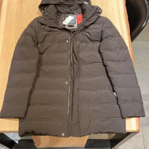 Cutter & Buck jacka - Varm jacka som passar perfekt för vintern. Jackan har aldrig blivit andvänd och har en lite längre passform. Köpt för 2500kr!!