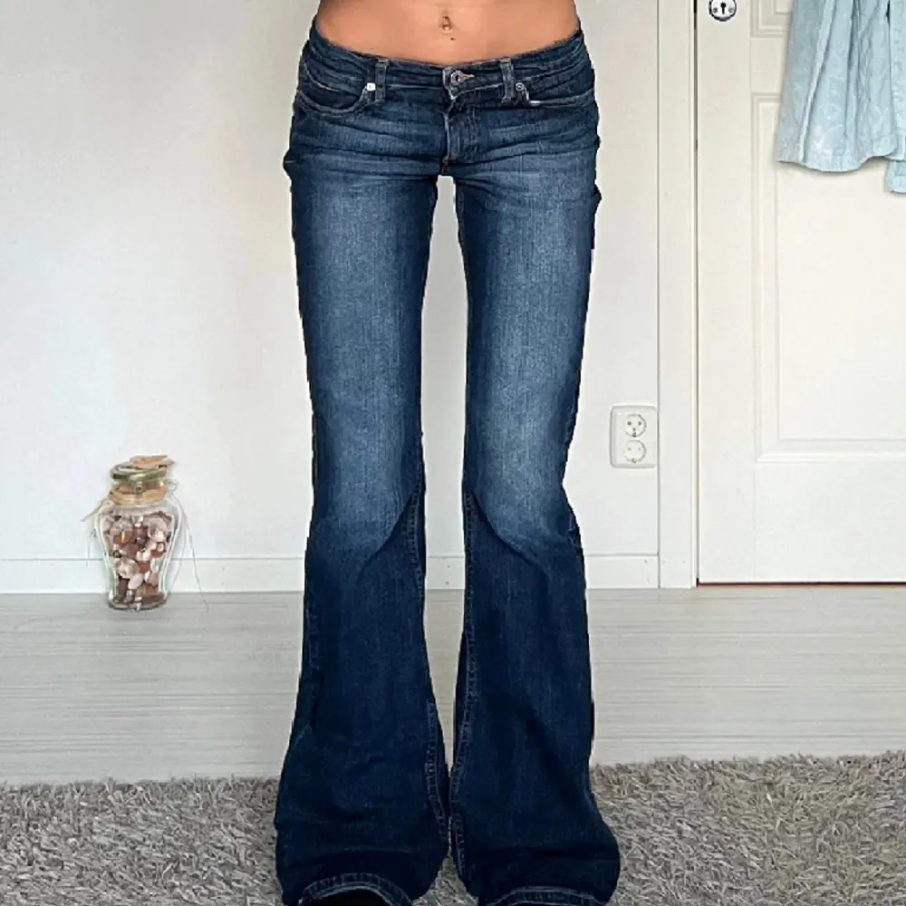 Säljer dessa fina jeans köpta på plick som tyvärr it passade mig, bilderna är lånade från den förra ägaren. Midjemåttet: 37 cm rakt över och innerbenslängd: 80 cm💕💕💕skriv för fler frågor. Jeans & Byxor.