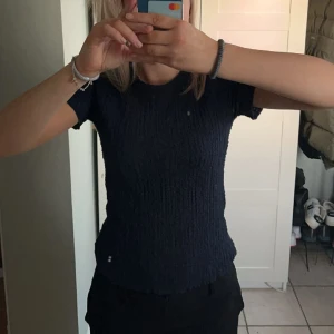 Mörkblå t-shirt med textur  - Mörkblå T-shirt med textur från Zara💙 Knappt använd, inga defekter!