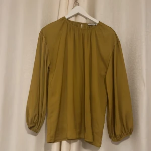 Gul och jätte fin blus från nakd - Säljer denna jätte fina blus, pris går att diskuteras. Kan mötas upp vid diskuterad plats❣️