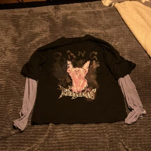 T shirt med lila ärmar - Köpt Online på någon random hemsida