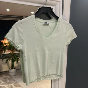 T-shirt  - T-shirt från New yorker. Knappt använd. Bra skick. Frakten betalar köparen själv 