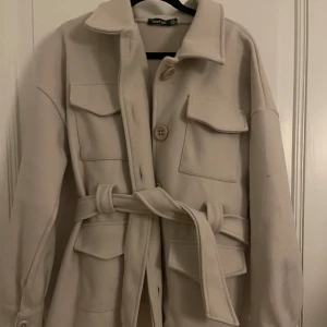 Begie kappa  - En jätte fin beige kappa med skärp. Storlek L. Är i mycket bra skick bara andvänts en gång. 💓