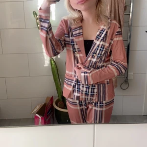 Kostym - Storlek S i både skjortan och byxan och byxorna är jätte långa i bena jag är 170 och den är för långa på mig. Och endast använd en gång och de va när jag tog bilden, säljer för att jag gilla inte färgen på mig.