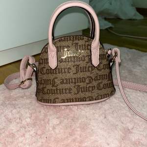En mini väska från Juicy Couture (ÄKTA) köpt i usa.🩷