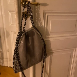 Beige väska  - Kollar intresse på denna ursnygga väska. Den är inte använd mycket men har en litet defekt där tråden har åkt ur en av öglorna. dock INGET man tänker på. Skriv vid frågor och intresse🥰