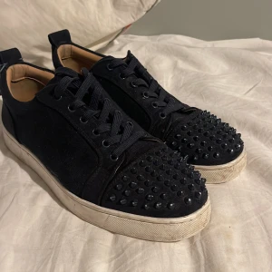 Christian loubutin - Loubs 7/10 i skick riktikt fet  (använda) snabb affär box finns med kvitto och dastbag 