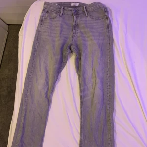 Jack and Jones grå jeans  - Säljer mina Jack and Jones byxor pga av att dom inte använda längre lite små tecken på användning. storlek 32:32 hör av er om ni har någon fråga🤝passar killar på 180 cm