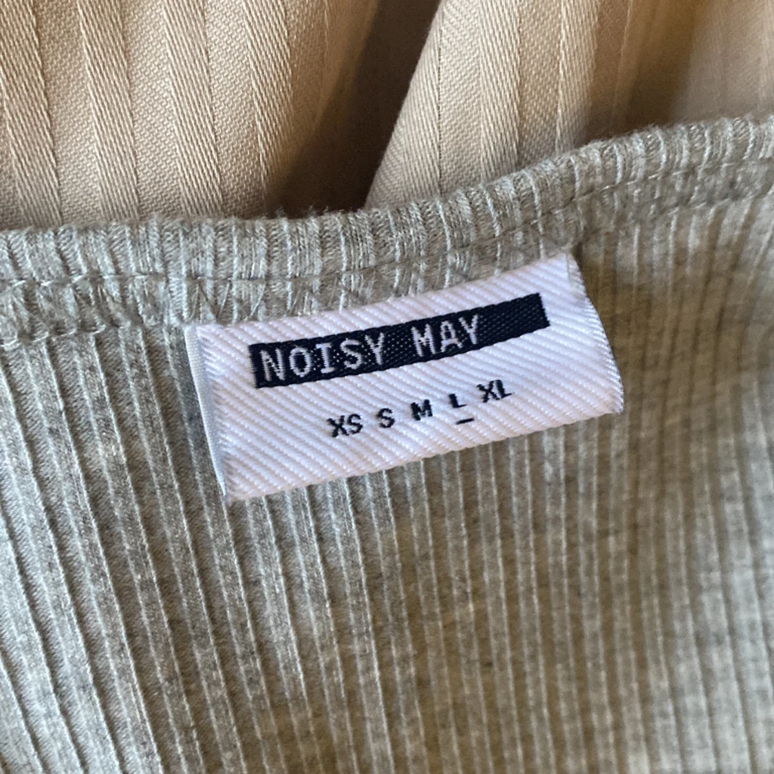 Ribbad klänning - 91