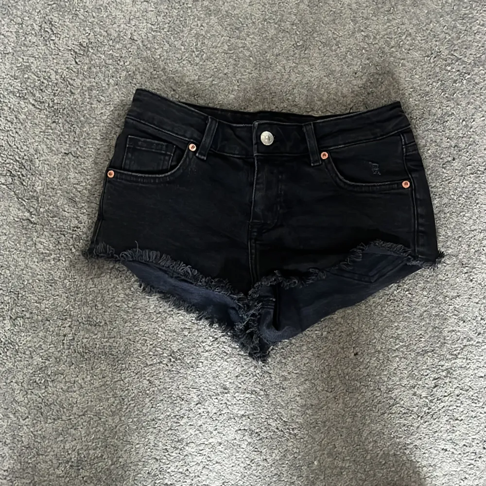 Svarta jeansshorts från hm har inte ansvällt helt nya!. Shorts.