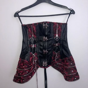 Korsett topp  - Super cool alt korsett. Jätte bra kvalitet  Stolek står inte men den passar M-L 