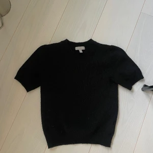 Stickad t-shirt - Stickad t-shirt från HM k storlek XS. 