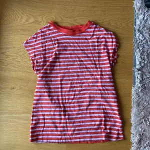 Säljer denna ljusrosa/röd randiga t-shirt ifrån gina tricot. Den är verkligen jättefin och somrig men kommer tyvärr inte till användning. Den är i storlek S. Skriv till mig om du har frågor!❤️🩷