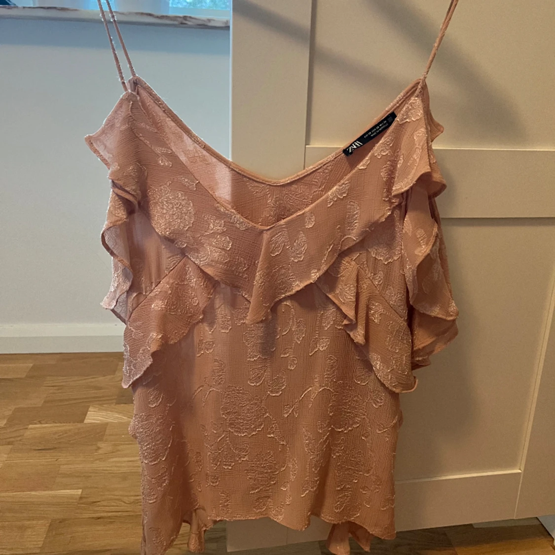 Ljusrosa blus med volanger  - 91