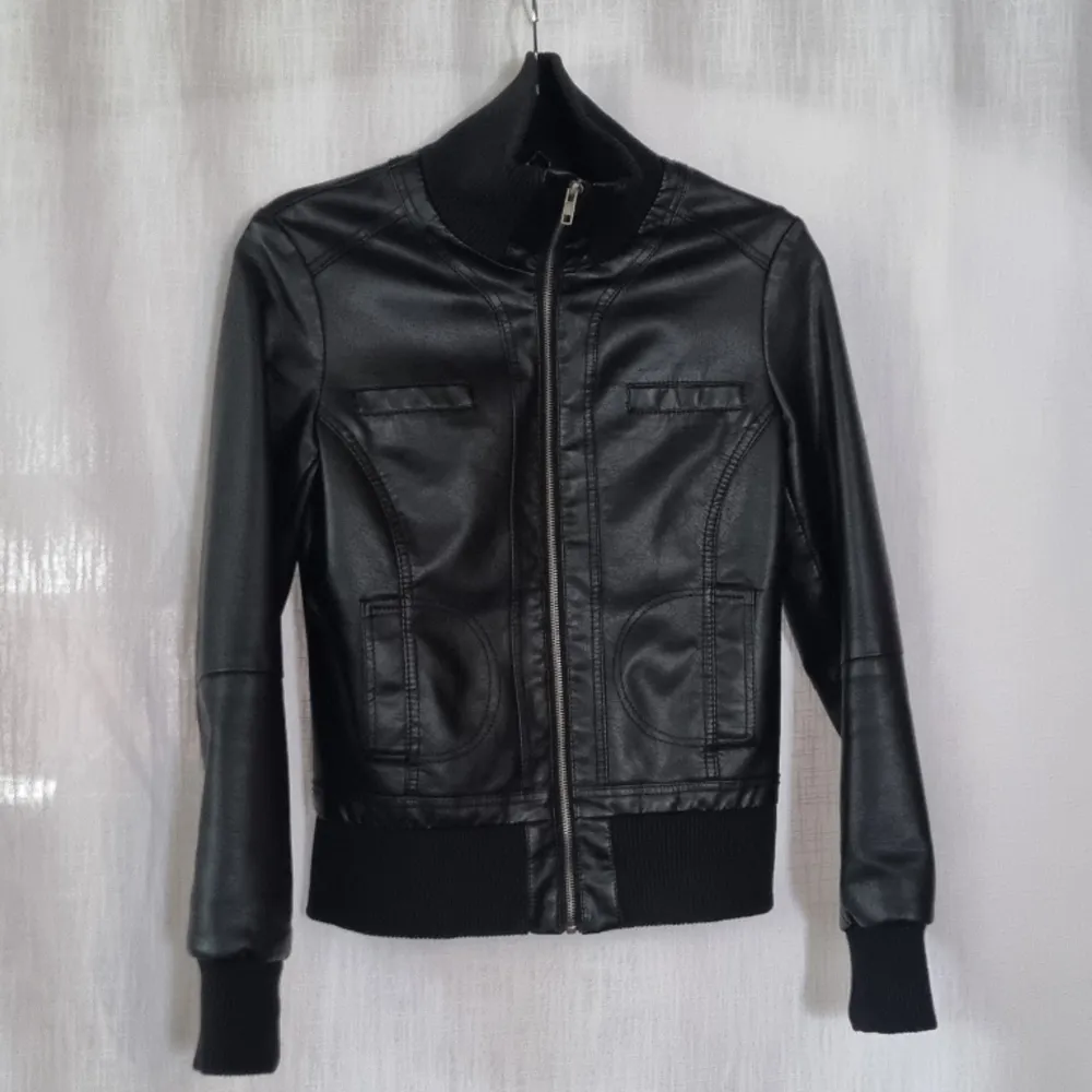 Very good conditon black leather jacket, only use once long time ago.. Jackor.