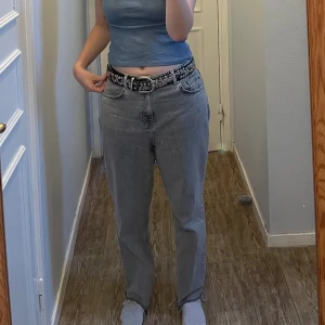 Gråa jeans  - Ett par jättefina gråa jeans. Använd ett få tal gånger men har inga skavanker. Pris går att diskutera🩷Jag bär vanligtvis 38/M. 
