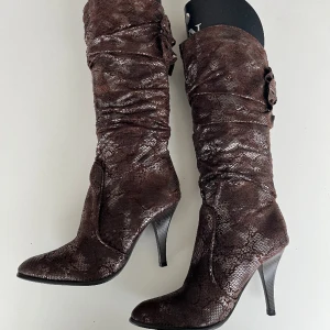 00s stövlar - Helt oanvända stövlar från 00-talet!! Passar perfekt för fest eller vardag🌼 Kan mötas upp i sthlm, annars står köpten för frakten💕