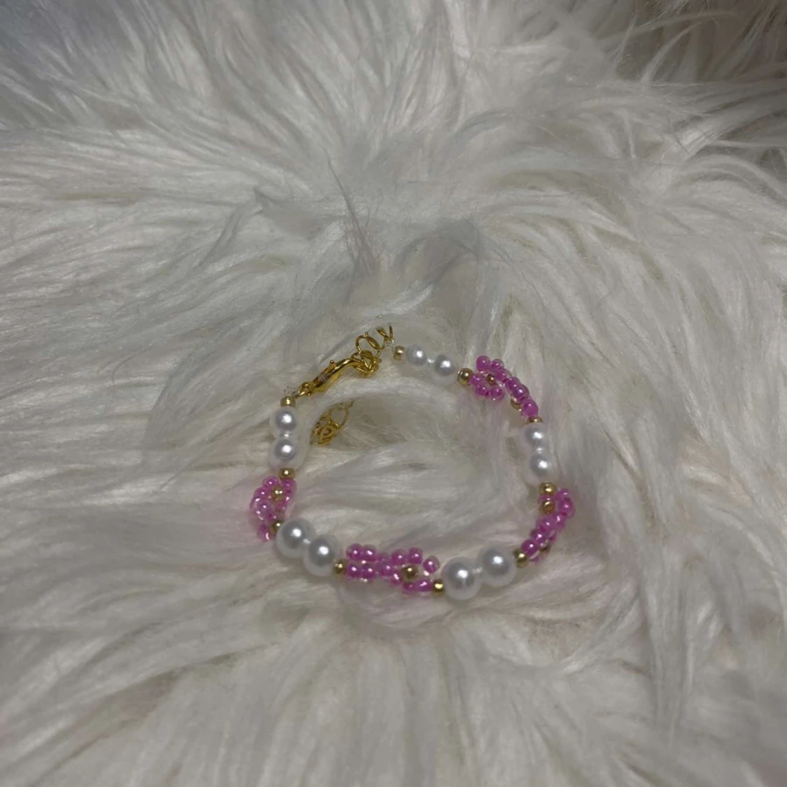 Pärlarmband med blommor och guld länk