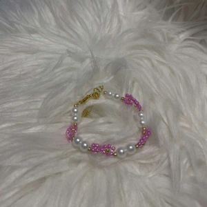 Pärlarmband med blommor och guld länk - Rosa blommor med pärlor och guld länk