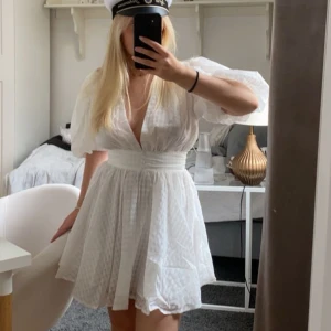 Vit klänning - Säljer min underbara studentklänning🤩✨ Storlek S/36! Endast använd en gång. 🩷 Har sytt en söm för att göra den mindre urringad (se bild 2) Nypris: 1600kr (inkl frakt och tax)