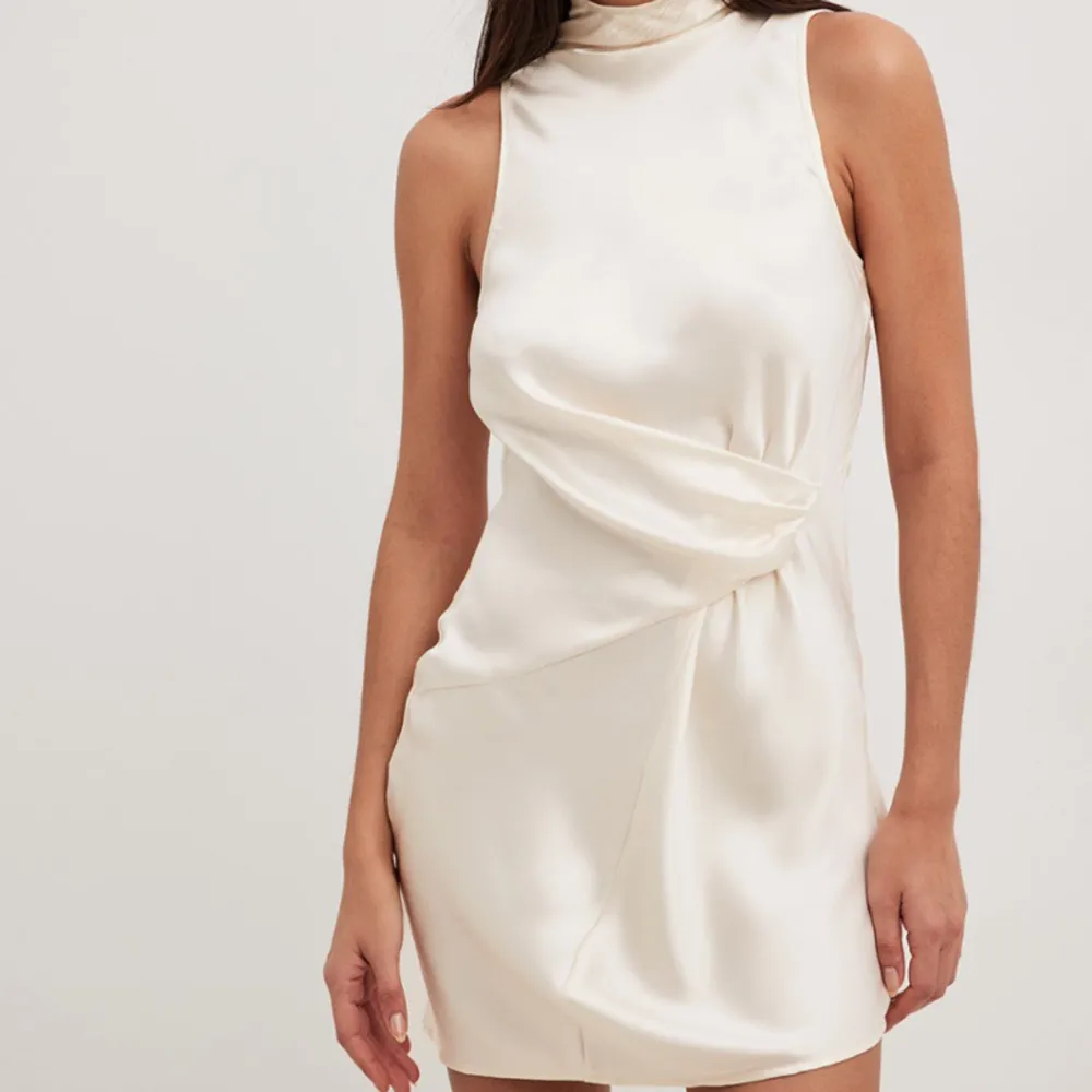 Supersnygg vit klänning, perfekt till studenten eller sommaren🥰  Den är aldrig använd och lappen sitter kvar, säljer pga kommer ej till användning. Klänningen är slutsåld på hemsidan, köpt for 400kr💕. Klänningar.