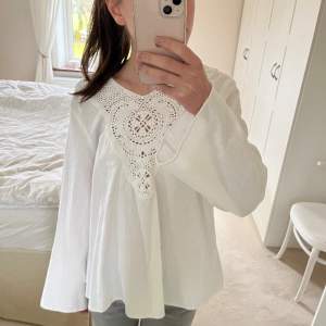 Helt ny vit blus från Zara Säljer då den är lite för stor på mig Nypris var 399kr
