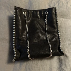 Handväska zara - Handväska från zara med tre fack i bra skick men axelremmarna har blivit lite missfärgade. 