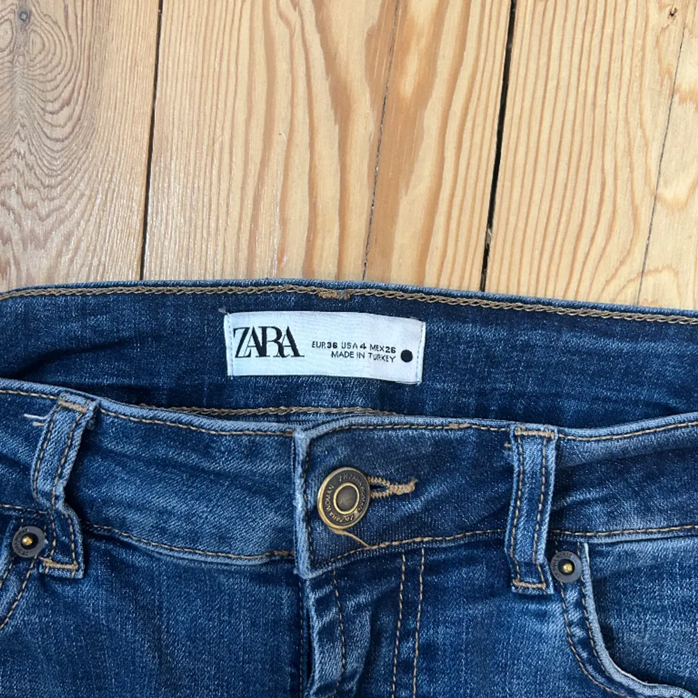 Jättefina lågmidjade jeans från Zara i storlek S. Väldigt lite använda så i bra skick. Jag är cirka 170. Säljer då de inte kommer till användning längre💕. Jeans & Byxor.