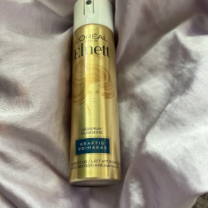 Hårspray från LOREAL Paris  - Säljer denna hårspray Från loreal Paris, helt oanvänd 🎀