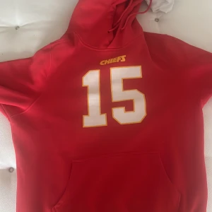 Kansas City chiefs hoddie  - Storlek L men kan passa M också, köpt online,  Nummer 15 och Patrick Mahomes på ryggen, pris kan diskuteras 