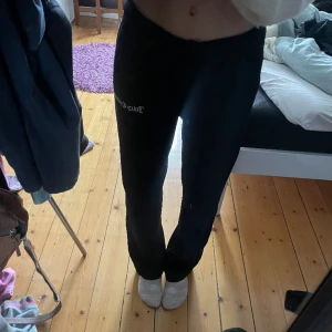 Juicy couture byxor - Udda juicy byxor köpta här på Plick. Hittar ingen storlek men skulle säga Xs/S. Bara skriva om mer bilder/frågor☺️