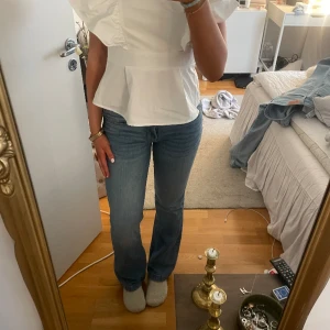 Low Waits bootcut - Lågmidjade bootcut jeans i superfin blå färg!! Jättebra skick💕 Lite mindre i storleken, brukar ha S, 36. Innerbenslängd 83 cm, 36cm över midjan, jag är 173-174